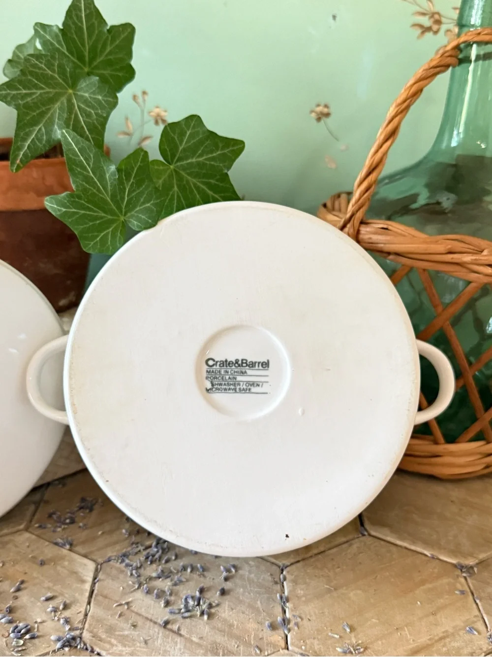 Crate & Barrel - Lucerne 1-Quart Casserole Dish, with Lid, White